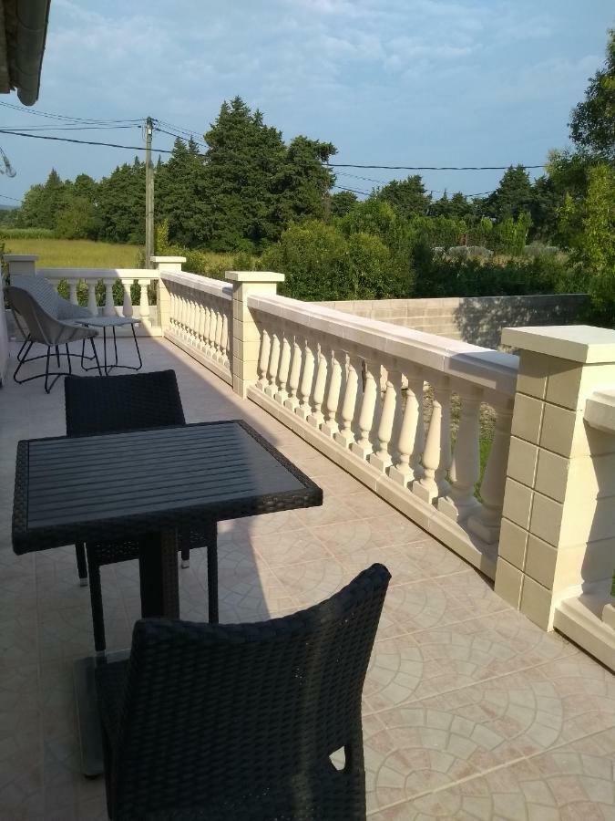 Maison 4 Etoiles Et Studio 3 Etoiles Independants Avec Piscine LʼIsle-sur-la-Sorgue Eksteriør bilde